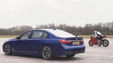 Какво се случва когато най-мощното BMW се изправи срещу супербайк (ВИДЕО)