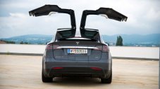 Ето как не се влиза в гараж с Tesla Model X