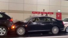 Жена провокира катастрофа с 13 коли в тунел