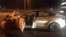 Tesla на автопилот се удари в полицейска кола