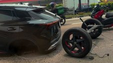 Нов SUV остана без заден мост по време на движение