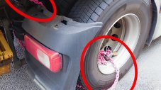 Защо в Германия слагат розови вериги на камиони