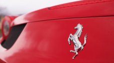 Полицията търси Ferrari с гола жена на капака