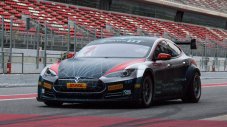 Вече има състезателна Tesla Model S
