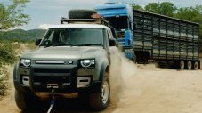 Два нови Defender-а теглят 20-тонен камион