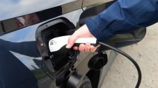 Емисиите на plug-in хибриди се оказаха три пъти по-високи
