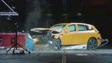 Как се разбива електрическият кросоувър на Mercedes (ВИДЕО)
