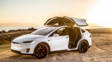 Камион отнесе врата на Tesla, отворила се сама (ВИДЕО)
