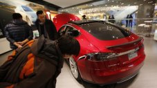 Инвестициите удвоиха загубата на Tesla