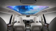 Volvo слага дисплей на тавана
