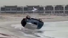 Шофьор беше катапултиран от Toyota FJ Cruiser при опасна маневра на плаж