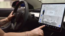 Tesla пуска достъп до Netflix и YouTube в колите си