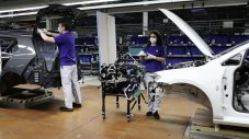 Volkswagen възобновява работа през април