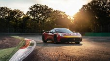 Maserati  отдава почит на легендарен болид