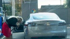 Как да заредиш Tesla на бензиностанция (ВИДЕО)