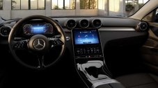 Базовият Mercedes C-Class запазва традиционните бутони