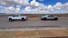 Cybertruck се провали в дърпане на въже срещу Chevy Silverado