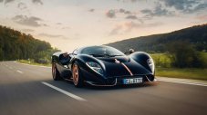 Първото серийно De Tomaso P72 блести в розово злато
