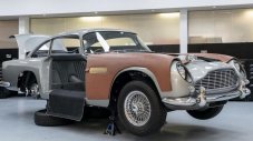 Aston Martin вече произвежда DB5 в стил "Джеймс Бонд" (ВИДЕО)
