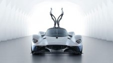 Aston Martin пуска "по-малък брат" на Valkyrie