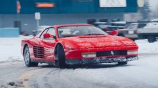Вижте как се държи Ferrari Testarossa на сняг