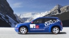 Ален Прост зад волана на състезателна Dacia Duster