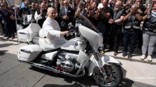 Мотоциклетът на папата  донесе 156 000 евро