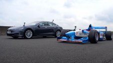 Tesla Model S се пробва срещу болид от F1 с V10 двигател
