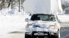 Срамно ли е да си чистиш колата от снега?
