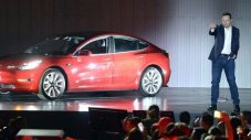 Служители на Tesla нанесоха нов удар на Мъск