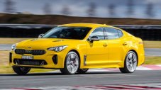 Kia Stinger се пробва срещу &bdquo;напомпан&rdquo; седан с V8 (ВИДЕО)