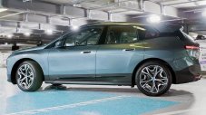 BMW iX паркира сам, зарежда се и посещава автомивка