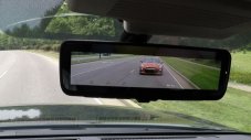 Огледало в салона на Nissan прави пътниците прозрачни