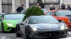 Украинец натовари елха във Ferrari 458 Italia