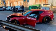 Служител в автомивка разби Ferrari на футболист за 340 000 долара