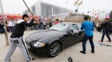 Недоволен клиент потроши Maserati Quattroporte