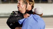 Шампион от NASCAR отстранен заради заплахи