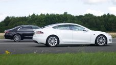 За лукса е ясно, но може ли S-Class да се справи с Tesla Model S на ускорение?