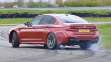 Колко по-бързо е BMW M5 с 4х4 отколкото само със задно?