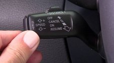 Какво е круиз контрол и как да боравим правилно с него