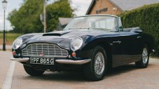 Принц Чарлз кара своя Aston Martin DB6 на "вино и сирене"