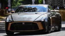 Nissan и Italdesign изкараха своя GT-R на пистата (ВИДЕО)