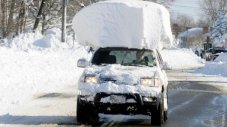 Опасно ли е да оставите сняг върху колата?