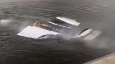 Tesla Model X се запали, след като падна в морето