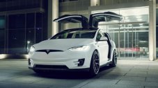 Бъг в системата остави собственици на Tesla без колите им