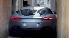 Ferrari Roma заседна на тясна улица в Рим