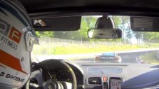 Renault Megane RS гони McLaren MP4-12C на &bdquo;Нюрбургринг&rdquo; (ВИДЕО)