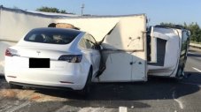 Tesla на автопилот се блъсна в преобърнат камион