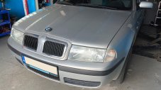 Skoda Octavia става BMW с помощта на... тиксо