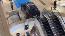 Електрически Mercedes едва не предизвика трагедия в мол